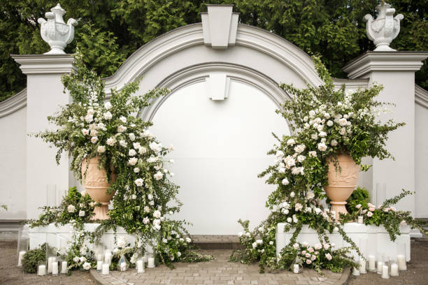 arche pour une cérémonie de mariage en plein air avec des bougies - upper class food empty retro revival photos et images de collection