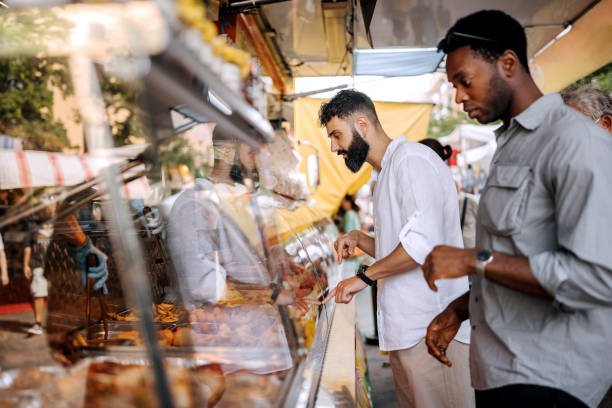 거리 시장에서 음식 구입 - market stall market italy food 뉴스 사진 이미지