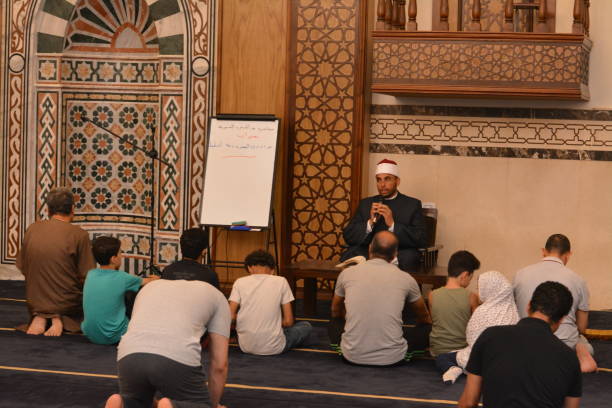 un prédicateur imam de la mosquée donne une conférence sur la biographie prophétique et les pratiques du prophète et la sunnah, un sermon islamique après la prière à l’intérieur d’al masjid - al azhar photos et images de collection