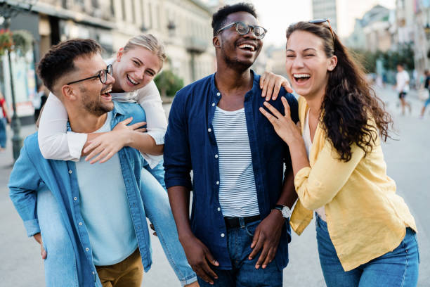 friends having fun outdoors in the city. - mellan 30 och 40 bildbanksfoton och bilder