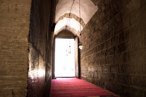 エジプト、カイロのスルタンハッサンのモスクマドラサへの入り口 - sultan hassan mosque ストックフォトと画像