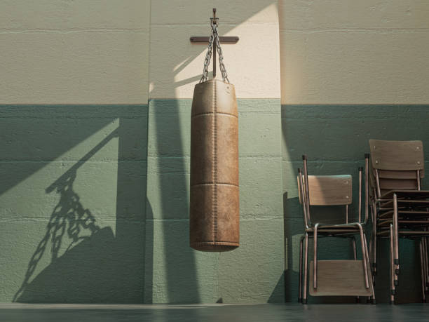 боксерская груша в номере - kickboxing muay thai exercising sport стоковые фото и изображения