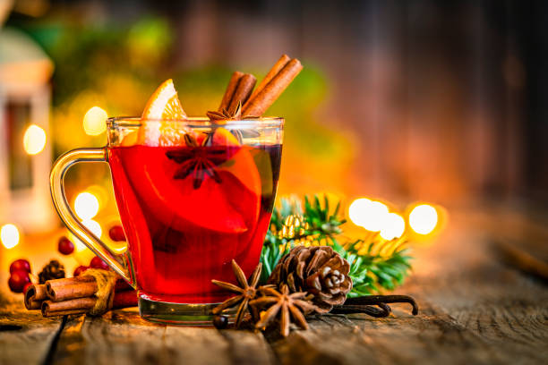 gluhwein o taza de vino tinto caliente de navidad en la mesa rústica. espacio de copia - mulled wine punch cocktail christmas fotografías e imágenes de stock