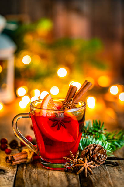 taza de vino tinto caliente de navidad o gluhwein en mesa rústica. espacio de copia - mulled wine punch cocktail christmas fotografías e imágenes de stock