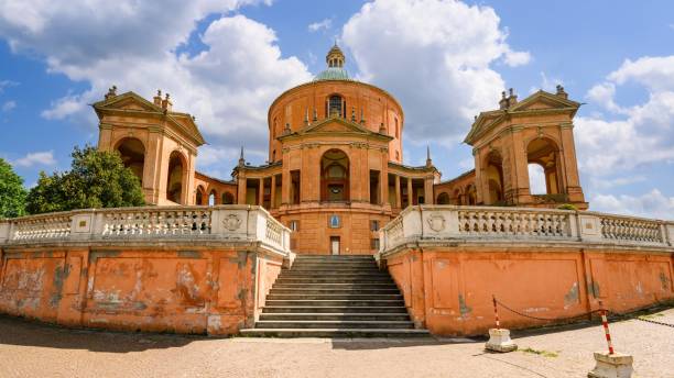 イタリアのボローニャ市にあるマドンナディサンルカの聖域。 - architecture blue building exterior cathedral ストックフォトと画像