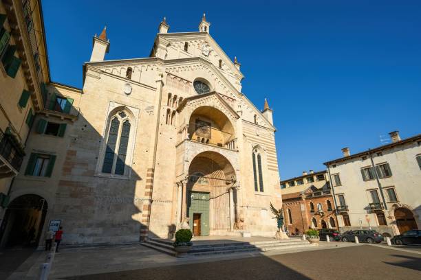 ヴェローナのサンタ・マリア・マトリコラーレ大聖堂 - verona italy travel europe sunlight ストックフォトと画像