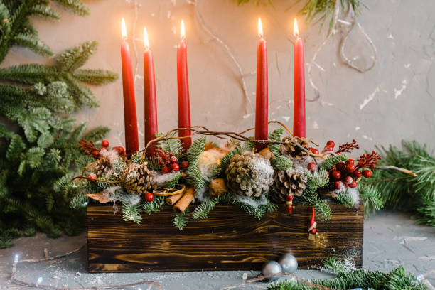 decorative christmas composition with five red candles and pine - pronkstuk stockfoto's en -beelden