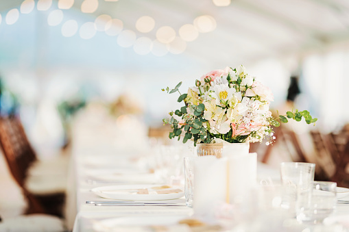 Fresh flowers wedding decoration. Wedding table.