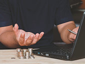 business-finance-social-media-marketing-technologiekonzept-corporate-business-technologie-mann.jpg?b=1&s=170x170&k=20&c=VBGQOvLdq5NFiC04ZkH5GYLxOpGpvx7Bw25t4ZShXwo=