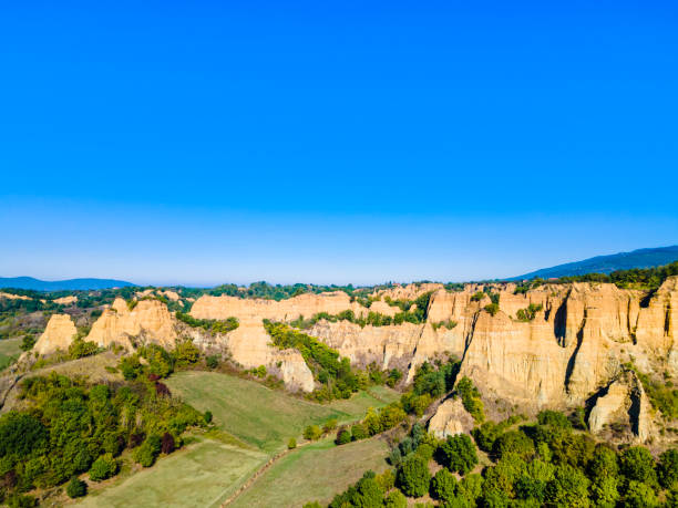 balze del valdarno - arezzo, toscane - natural landmark autumn canyon cliff photos et images de collection