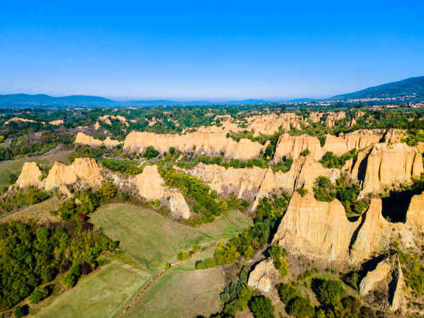 balze del valdarno - arezzo, toscane - natural landmark autumn canyon cliff photos et images de collection