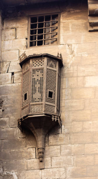 janela mashrabiya, casa antiga, cairo, egito - courtyard arch arabic style cairo - fotografias e filmes do acervo