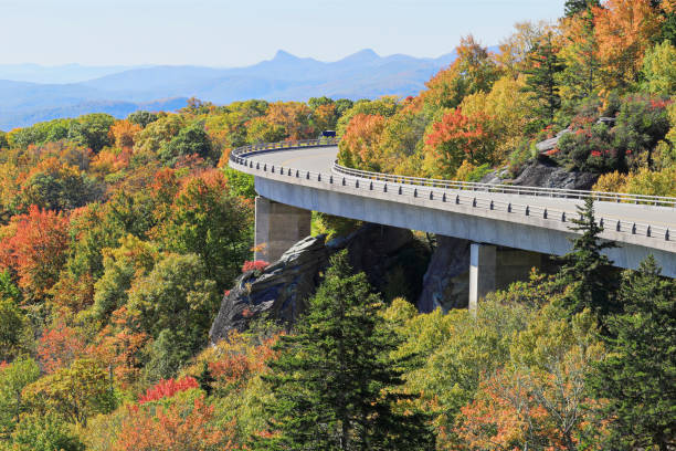 viaduto linn cove - blue ridge parkway - carolina do norte - blue ridge mountains blue ridge parkway north carolina mountain - fotografias e filmes do acervo