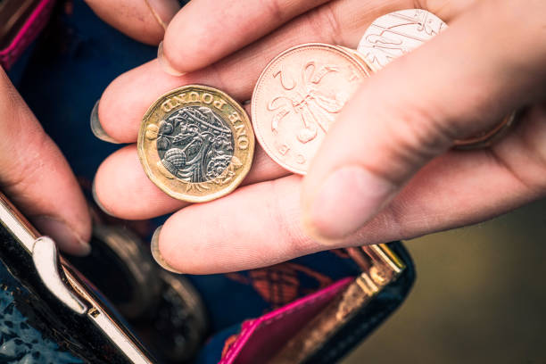 zählen der verbleibenden änderung - british coin coin uk british currency stock-fotos und bilder