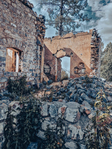 istock Destroyed stone house KERRY IRELAND 1410111089