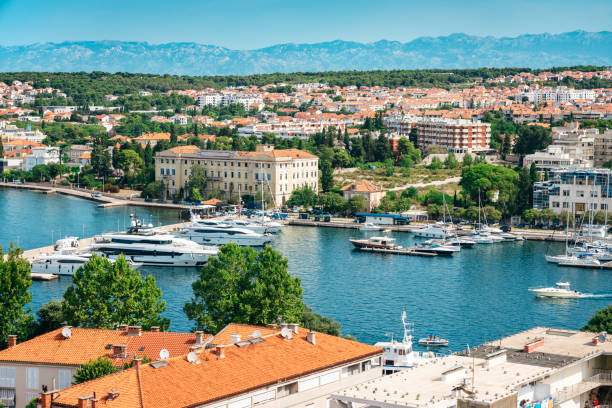 paysage urbain de zadar et marina, croatie - city of zadar photos et images de collection