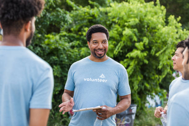 istock Event coordinator talks to the volunteers 1410117416