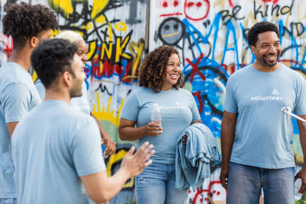 istock Volunteers share some encouraging news 1410117418