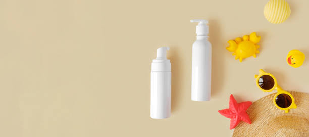 Sunscreen lotion tube on neutral background. Plastic bottle of sun protection and kids sunglasses and sandbox toys on beige table. Children skin care concept. Sunscreen for children. Baby Cosmetic. tubo de loción de protección solar sobre fondo neutro. botella de plástico de protección solar y gafas de sol para niños y juguetes de caja de arena en la mesa beige. concepto de cuidado de la piel de los niños. protector solar para niños. cosmétic