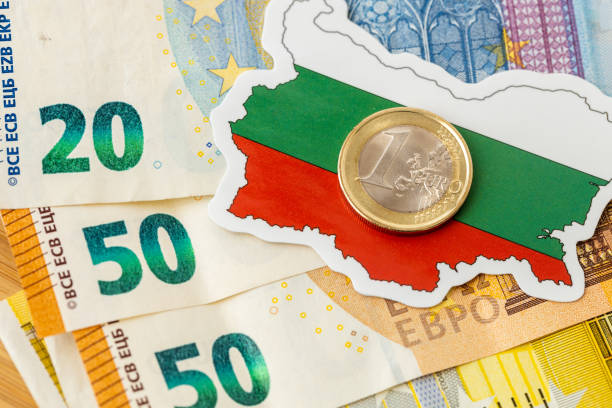 bandera y contornos de bulgaria en el contexto de los billetes en euros, concepto creativo, adhesión de los búlgaros a la zona del euro - euro symbol european union currency currency banking fotografías e imágenes de stock