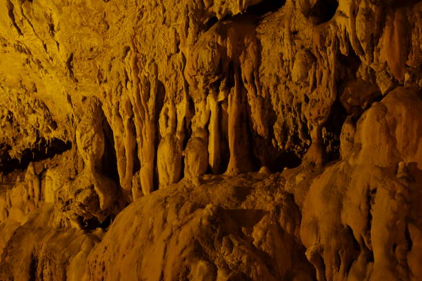 cuevas de dupnisa; hay ricas formaciones de goteo en la cueva. - dripstone fotografías e imágenes de stock