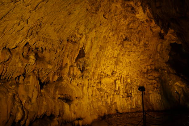 cuevas de dupnisa; hay ricas formaciones de goteo en la cueva. - dripstone fotografías e imágenes de stock