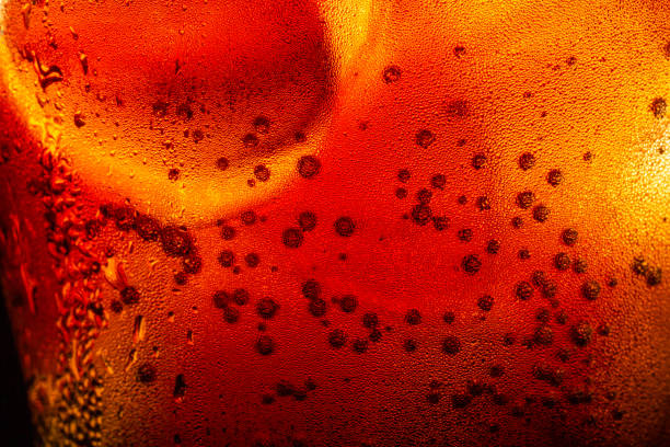 makro-cola-textur, cola mit eis-food-hintergrund, cola-nahaufnahme, designelement. bier-makroblasen, eis, blase, hintergrund, eiswürfel, abstrakte hintergründe - crushed ice freshness red lime stock-fotos und bilder