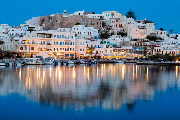 die griechische insel naxos in der abenddämmerung, kykladen, griechenland - sea aegean sea night illuminated stock-fotos und bilder