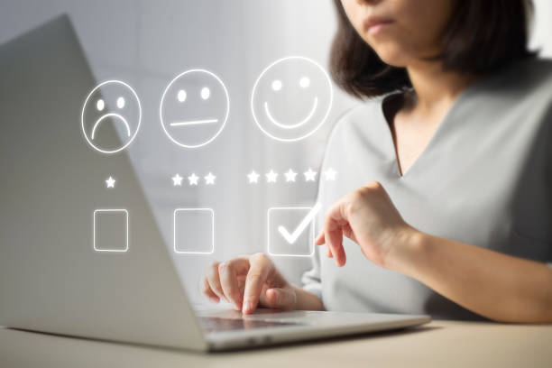 Satisfaction and customer service survey concept, business people using laptop. to answer the questionnaire And the satisfaction rating, the satisfaction rating with the smiley face icon 5 stars. concepto de encuesta de satisfacción y servicio al cliente, gente de negocios usando computadora portátil. para responder al cuestionario y la calificación de satisfacción, la calificación de satisfacción con el icono de la cara sonriente 5 estrellas