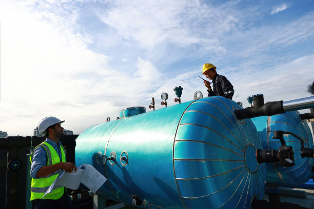 ingeniero industrial inteligente trabaja con técnico en la línea de obra, concepto industrial y tecnológico - machine operator fotografías e imágenes de stock