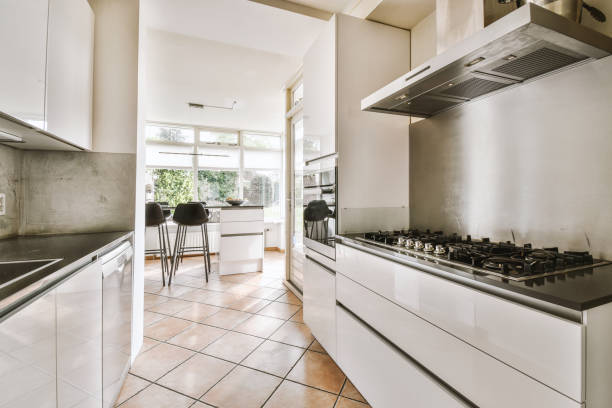 una pequeña cocina en tonos blancos en un estilo minimalista - range hood fotografías e imágenes de stock