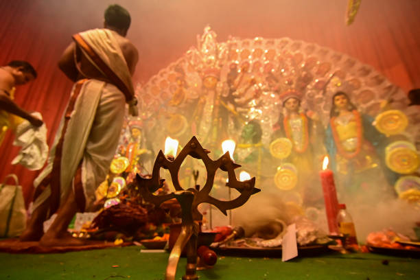 göttin durga wird verehrt, westbengalen, indien - devotee stock-fotos und bilder