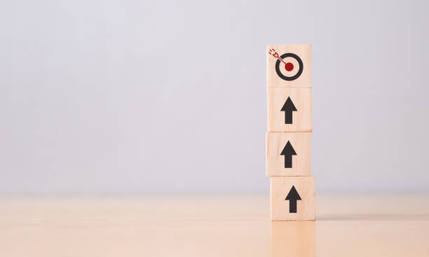 istock Wooden cube with target and arrow icon on table. 1410213631