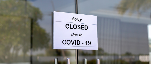 The sign in front of the office is temporarily closed. Sign Coronavirus in the store