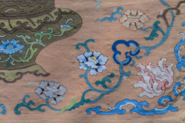 китайская древняя традиционная вышивка узор фон, пионы, цветы - moire textile silk pink стоковые фото и изображения