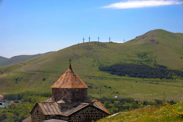 monasterio de sevanavank en un soleado día de verano - rocky mountian fotografías e imágenes de stock