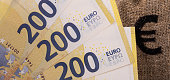 banknoten-im-wert-von-200-euro.jpg?b=1&s=170x170&k=20&c=S3bKF5nzitrXczjzU-VQxDRE-O3An8sk47sK06ev9dE=