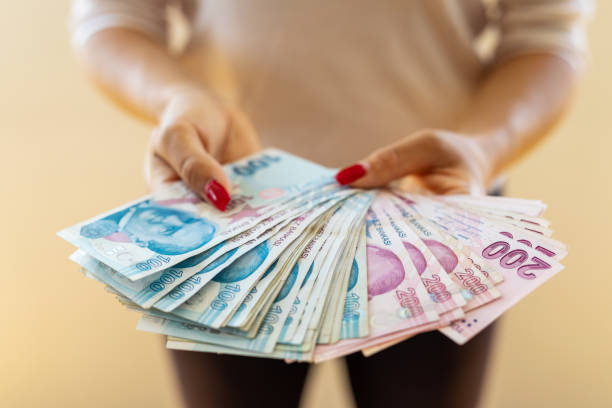 банкноты турецкой лиры в женских руках - coin bank color image people photography стоковые фото и изображения
