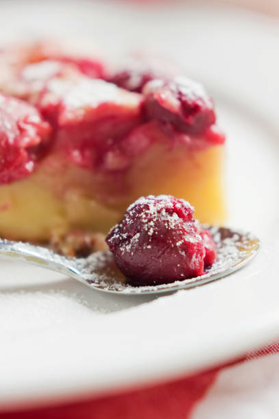 チェリーパイクリームフィリングクラフーティ - pie pastry crust cherry pie cherry ストックフォトと画像