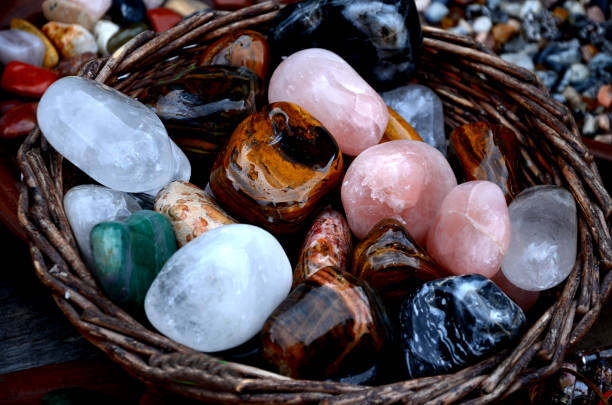 cuencos y cajas de piedras de colores brillantes en la tienda de regalos. a los niños y a las mujeres supersticiosas les encanta comprar estas gemas curativas garantizadas. se pueden usar como collar y amuleto. algunos están cortados en rodajas - amethyst esoteric mineral the natural world fotografías e imágenes de stock