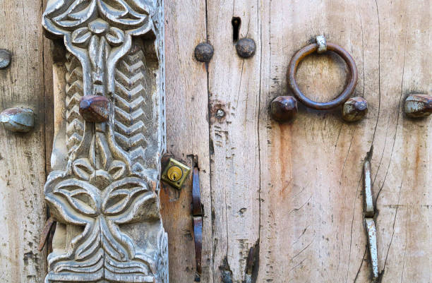 detalhe porta decorativa de madeira - 3141 - fotografias e filmes do acervo