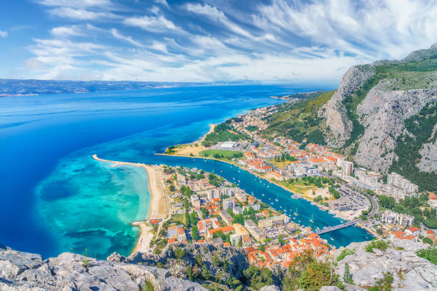 пейзаж с городом омиш и рекой цетина, хорватия - makarska riviera стоковые фото и изображения