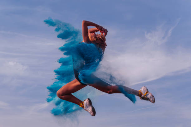 컬러 파우더가있는 아름다운 댄서 - jumping freedom women beach 뉴스 사진 이미지
