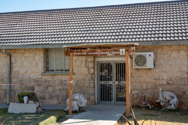 l'istituto ecologico di etosha nel campo di okaukuejo nel parco nazionale di etosha nella regione di kunene, namibia - front door international landmark local landmark national landmark foto e immagini stock
