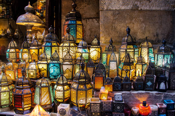 lámparas tradicionales egipcias fabricadas en el mercado de khan el khalili en el cairo, egipto. - el khalili fotografías e imágenes de stock