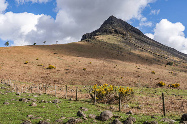 yewbarrow - travel destinations mountain hiking profile fotografías e imágenes de stock