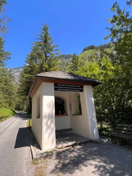 Halltal bei Absam Hall in Tirol im Karwendel im Bezirk Innsbruck Land Österreich - Kapelle Bergwerk Summer in the Alps bergwerk stock pictures, royalty-free photos & images