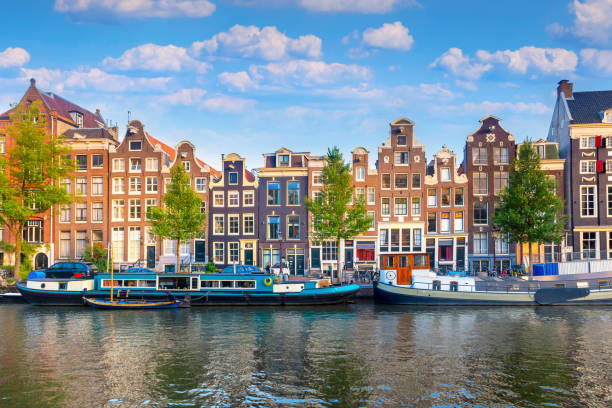 amsterdam. panoramic view of the historic city center of amsterdam. traditional houses and bridges of amsterdam. an early quiet morning.  europe, netherlands, holland, amsterdam. - grachtenpand stockfoto's en -beelden