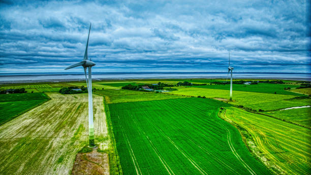 turbina de viento en la costa - schleswig fotografías e imágenes de stock