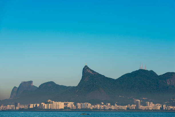 산과 함께 리우데자네이로의 호라이즌 - niteroi corcovado rio de janeiro tropical climate 뉴스 사진 이미지